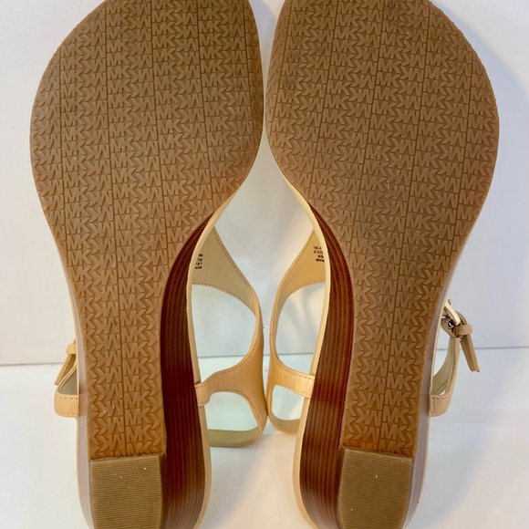 ⬇️MICHAEL Michael Kors Nude/Tan T-Strap Thong Wedge Heel Sandals Women’s Size 9M - Picture 10 of 10